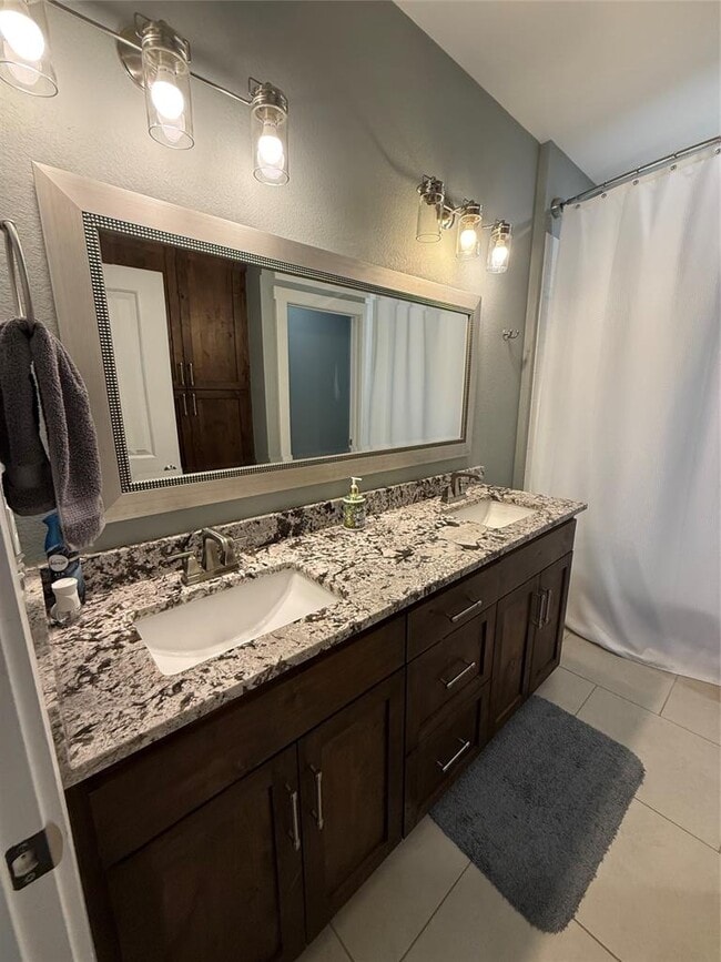 Building Photo - 410 Summit Ridge Dr N