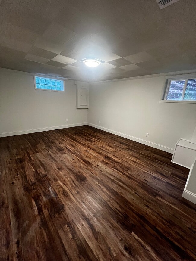 Building Photo - 2404 Darrow St