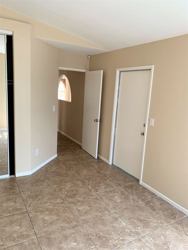 Building Photo - Clean 3 Bedroom 2 Bath