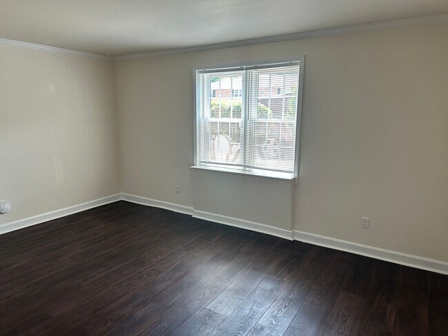 Building Photo - Lovely Two Bedroom Condo in Cotswold!