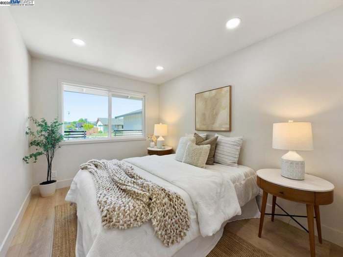 Building Photo - 6196 Inglewood Dr