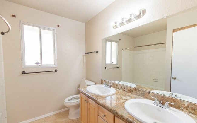 Building Photo - 2439 E Del Rio Dr