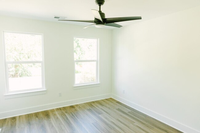 Building Photo - 3BD/2.5BA TOWNHOUSE-Walking Distance to Avondale, Greenway and Short Drive to Downtown Charleston...