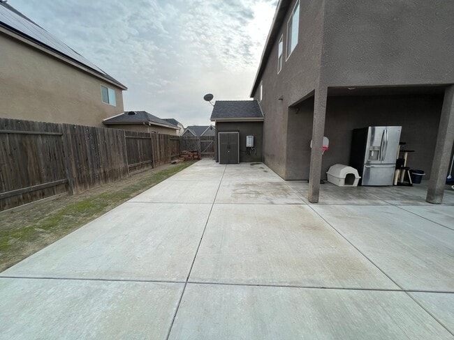 Building Photo - Southwest 4 bedroom Home