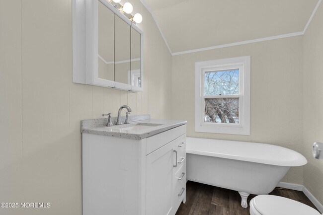 Building Photo - 2061 Lakewood Rd