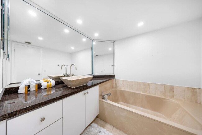 Building Photo - 1717 N Bayshore Dr