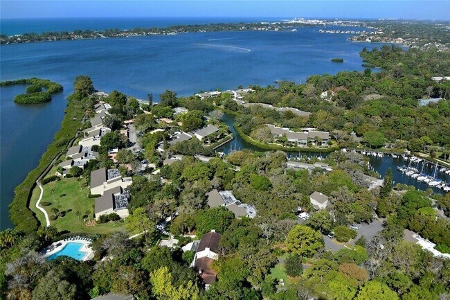 Building Photo - 1636 Brookhouse Dr