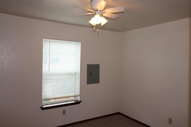 Building Photo - 1901 E Lindsey St