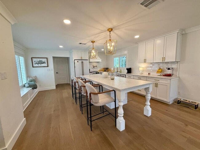 Building Photo - 1833 Pandora Dr