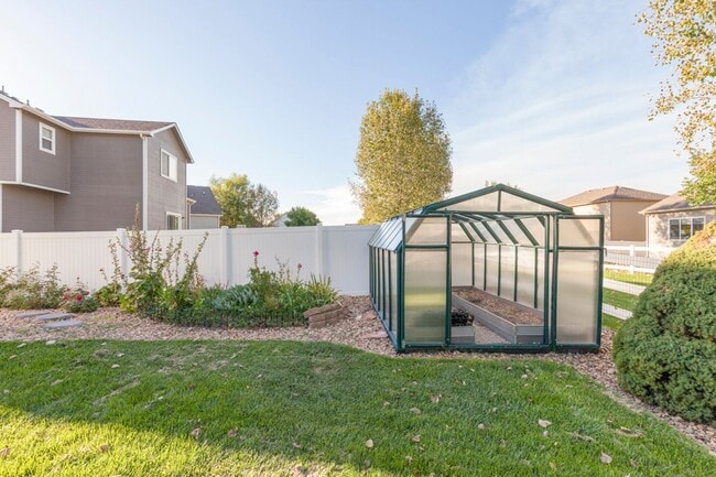 Building Photo - Spacious & Beautiful 3 Bedroom Home