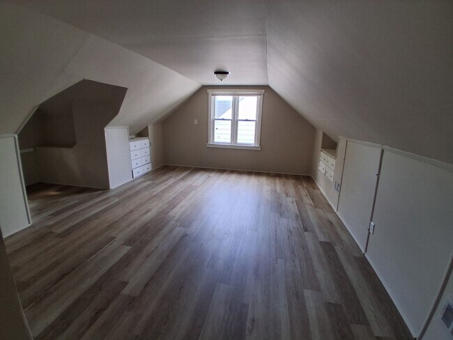 Building Photo - Fully Updated 3 Bedroom - 1 bathroom home - $1,350