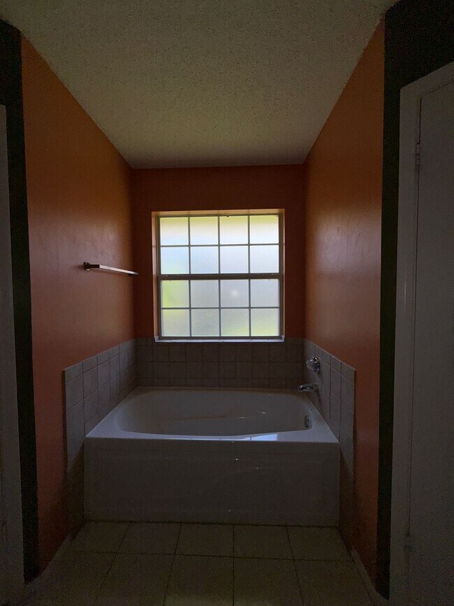 Building Photo - Gorgeous 3 bed/2bath home in Twin Oaks AVAILABLE NOW!