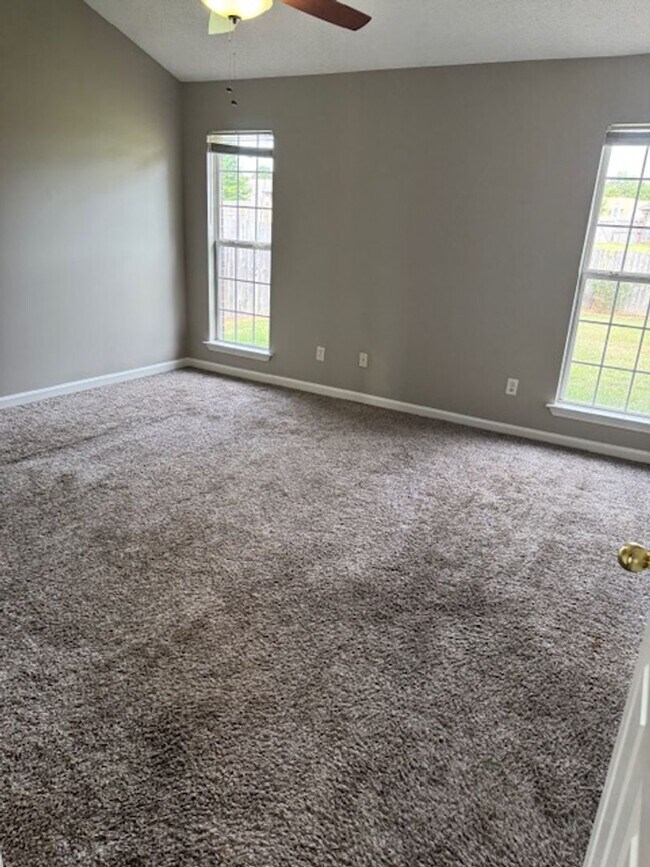 Building Photo - Renovated 4 Bedroom 2 Bath Home with Upsta...