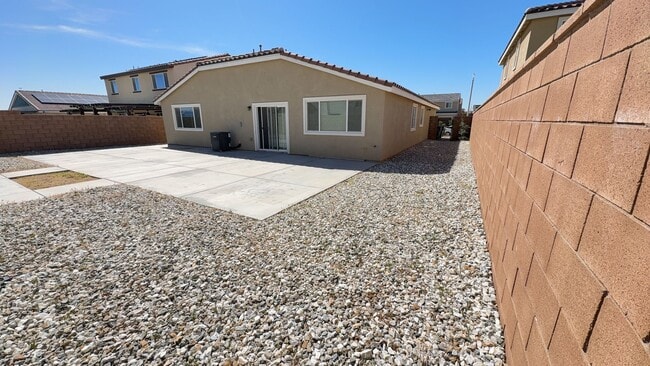 Building Photo - 4 BEDROOM, 3 BATH VICTORVILLE HOME