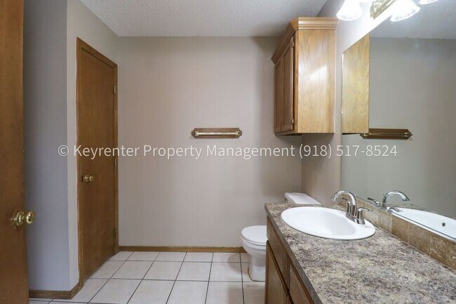 Building Photo - 1307 N Willow Dr