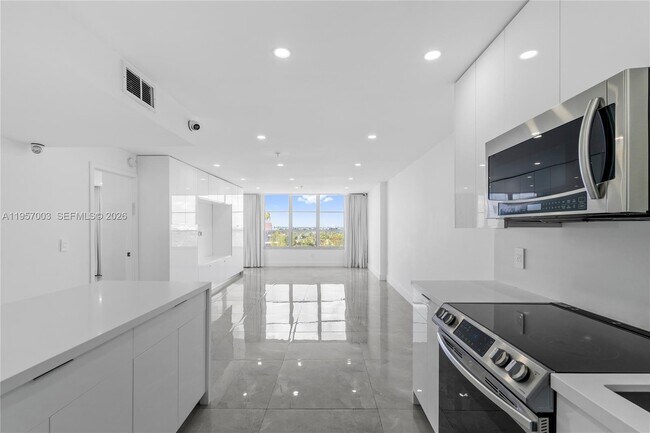 Building Photo - 4101 Pine Tree Dr