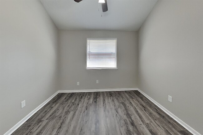 Building Photo - 20423 Drakewood Dr
