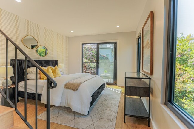 Building Photo - 30+ Day Fully Stylishly furnished & Tastef...