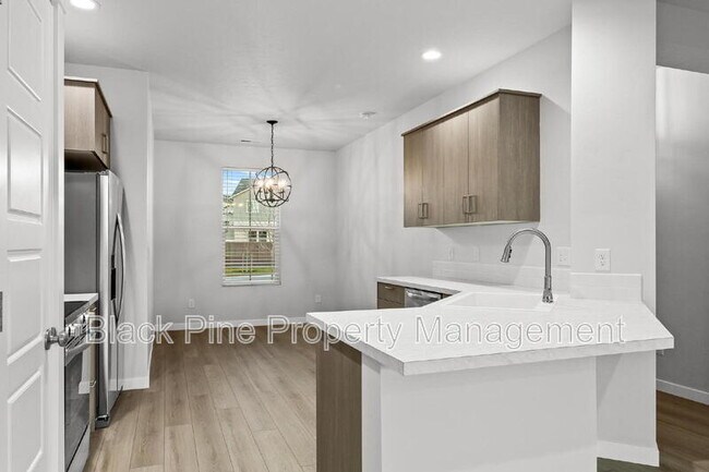 Building Photo - 895 N Aleppo Wy