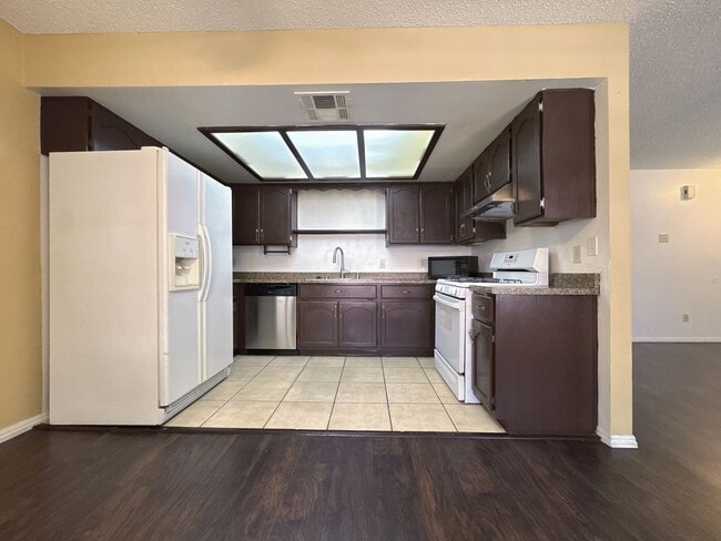Building Photo - 2 Bed 2.5 Bath Single House near Rainbow/Tropicana
