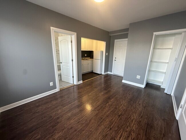 Building Photo - 3420 W Irving Park Rd