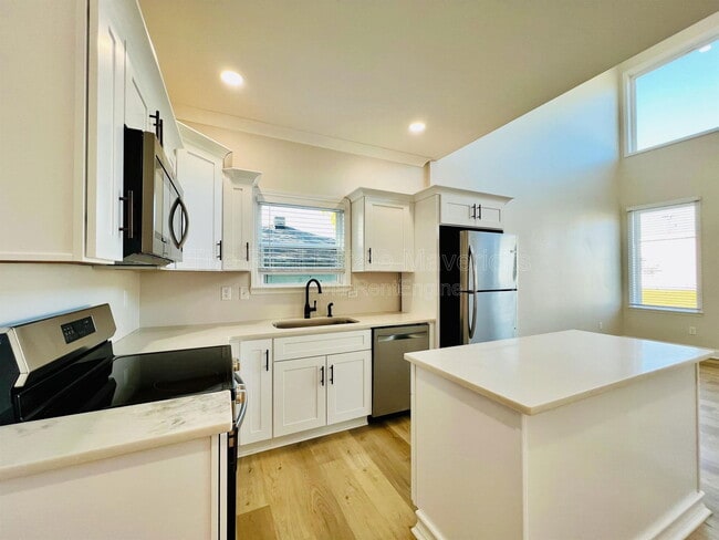 Building Photo - 1904 S Holly St