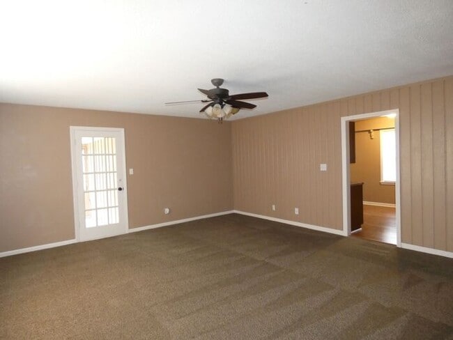 Building Photo - Beautiful Home In North Kansas City School...