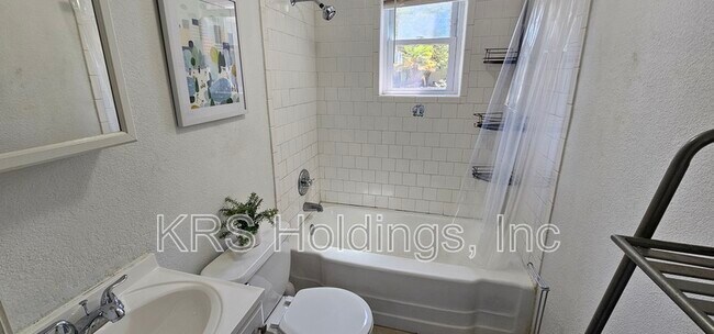 Building Photo - 927 Little Bay Ave