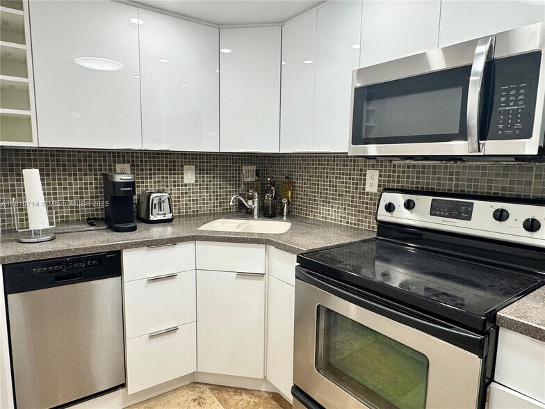 Building Photo - 200 S Birch Rd