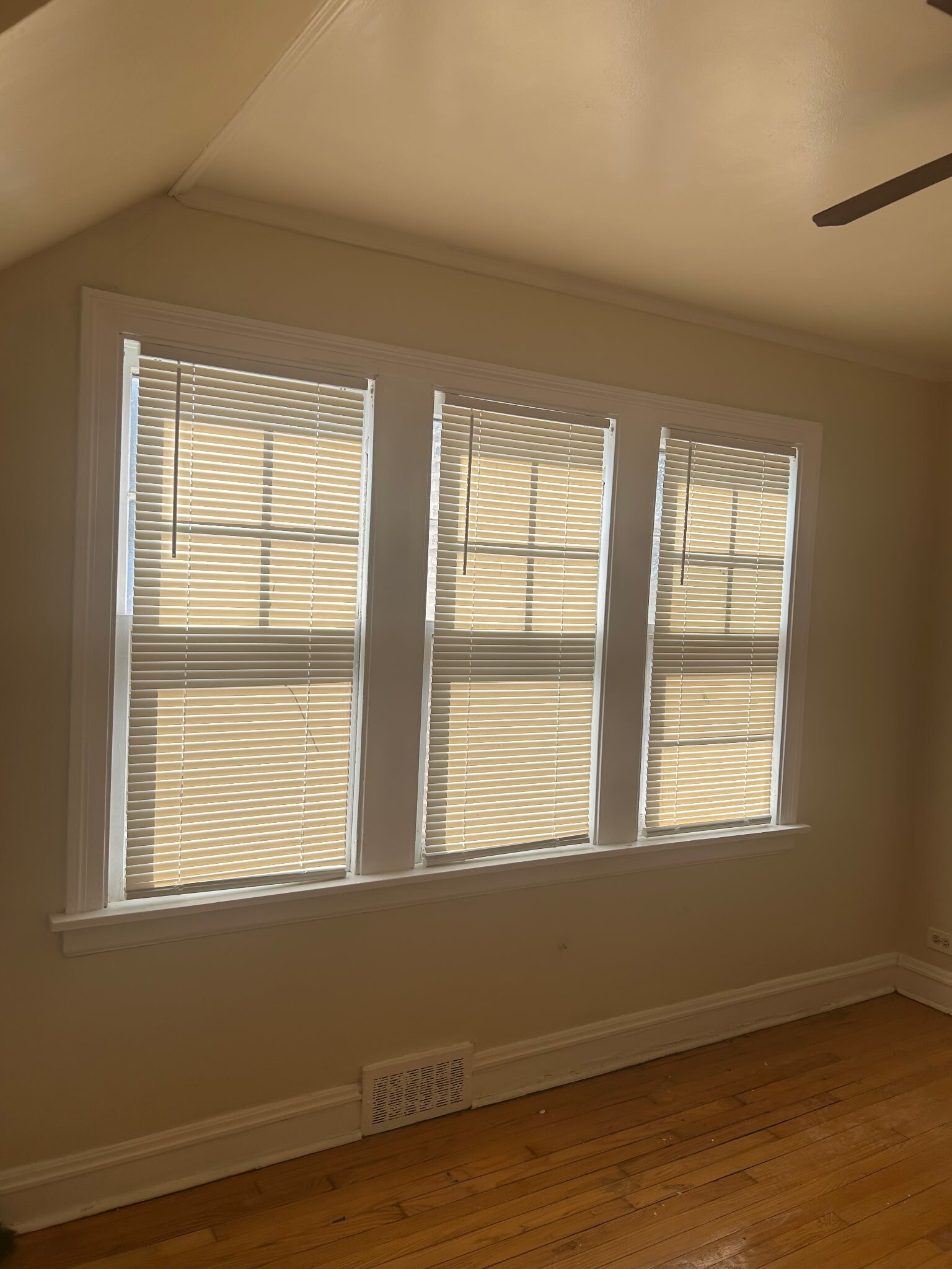 Building Photo - 10415 S Vernon Ave