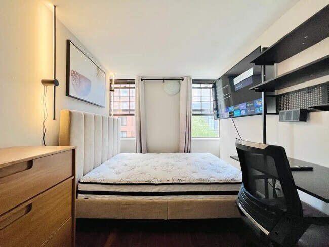 Building Photo - Furnished room/NOT APARTMENT