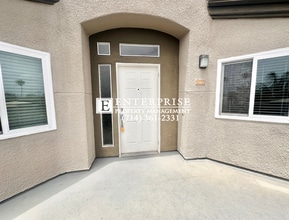 Building Photo - Top-Floor 2-Bed Condo in Huntington Beach | Walk to Beach