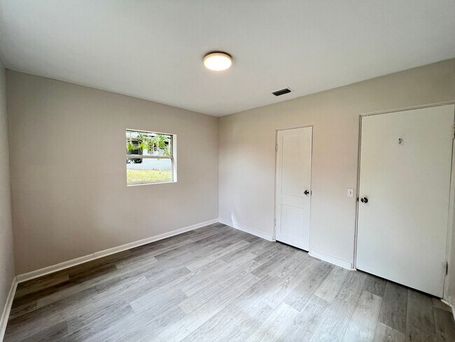 Building Photo - House in Deland