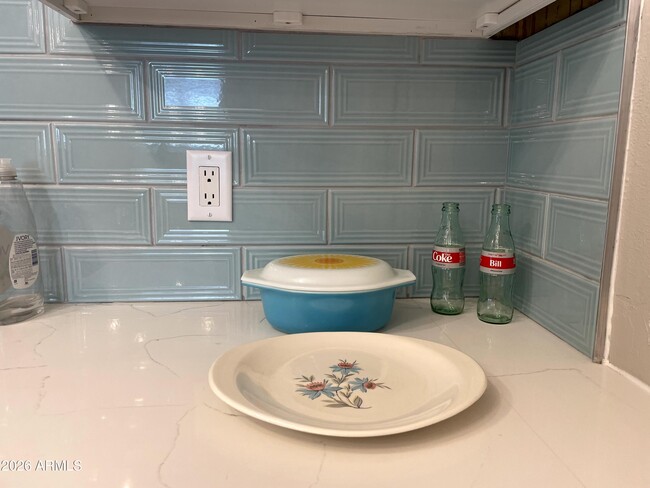 Building Photo - 2012 E Howe Ave