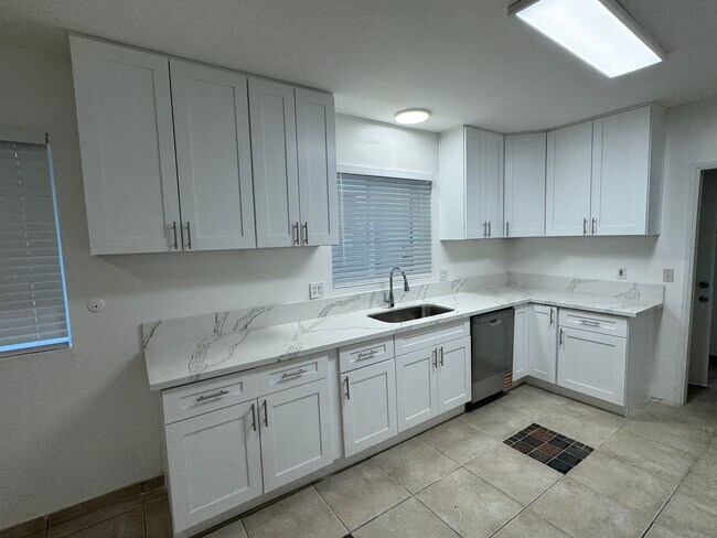 Building Photo - 4 Bedroom Home