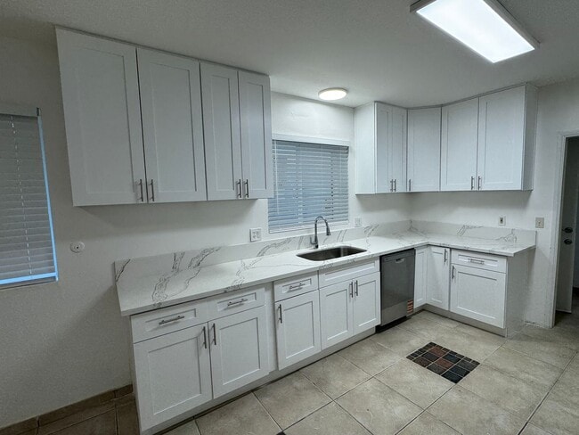 Building Photo - Beautiful Home in Mt. Helix