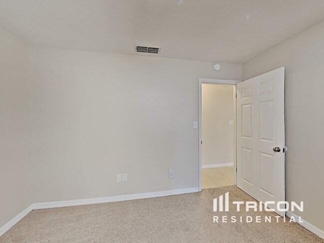 Building Photo - 227 Lochmond Dr