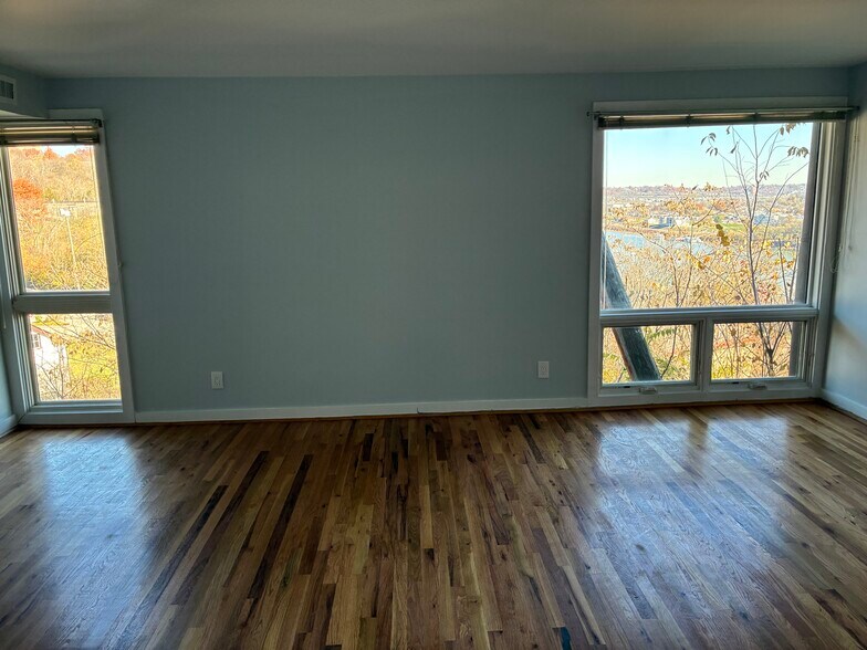 Master Bedroom - 1040 Hatch St