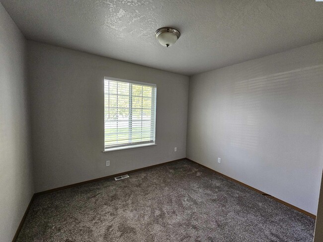 Building Photo - Fully Fenced Large Cul-De-Sac Lot