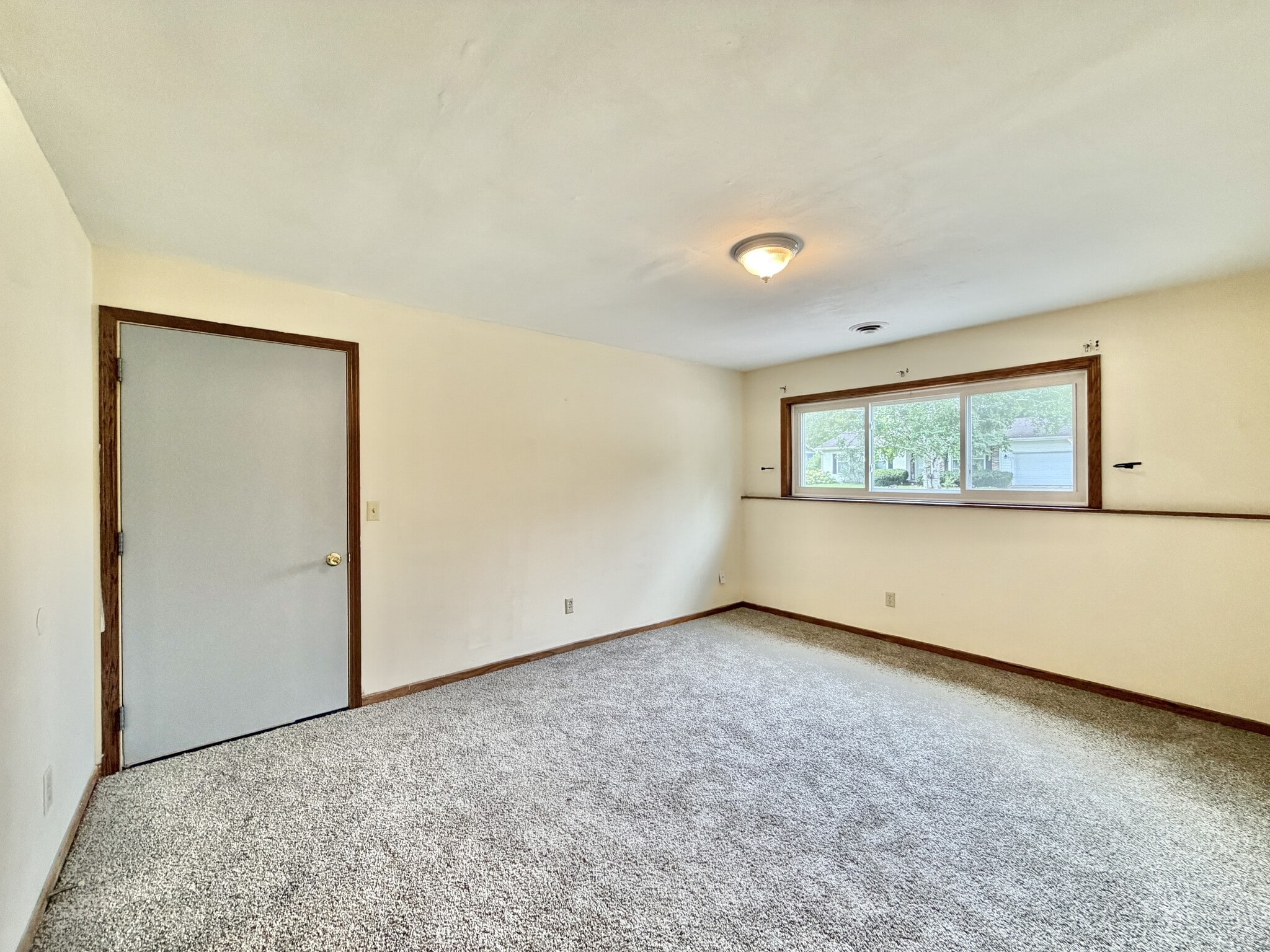 Building Photo - 2658 Chesapeake Dr