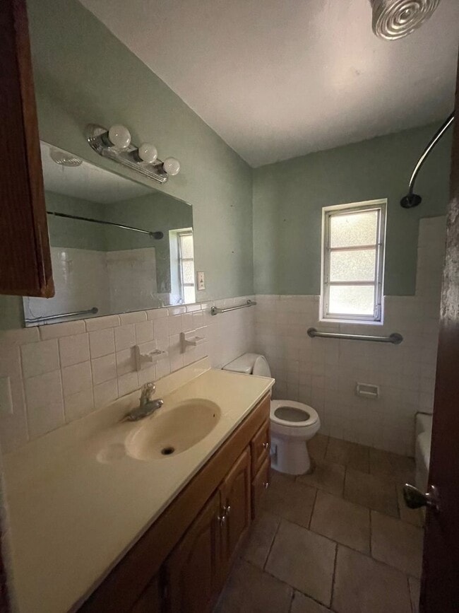 Building Photo - 2 Bed 1 Bath Home | Carport | Pet Friendly with Fenced Yard | Washer Dryer Hook Ups | Section 8 W...