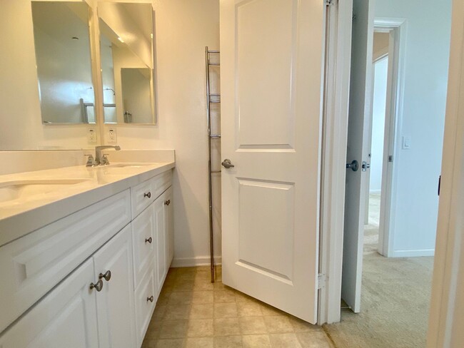 Building Photo - Modern Coastal Living – 2-Bed, 2.5-Bath Ho...