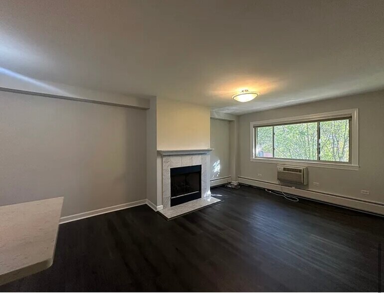 Building Photo - 900 W Fullerton Ave