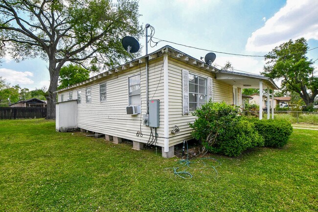 Building Photo - 941 Lucky St