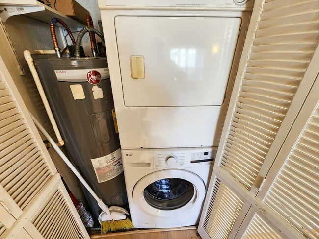 Building Photo - Beautiful 2 bedroom / 1 bath on second floor with gorgeous Houston skyline views. Stainless steel...