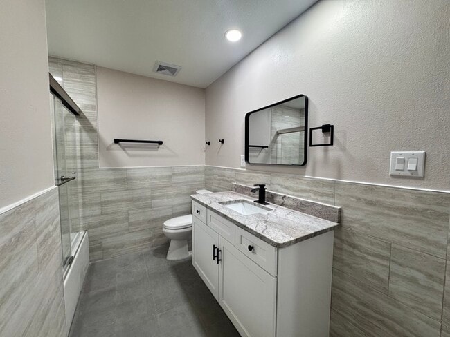 Building Photo - Fully Renovated Palm Harbor Home