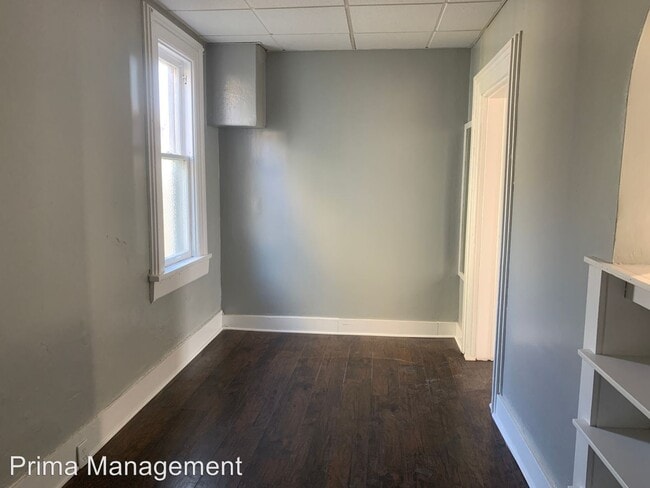 Building Photo - 2200 E 5th St