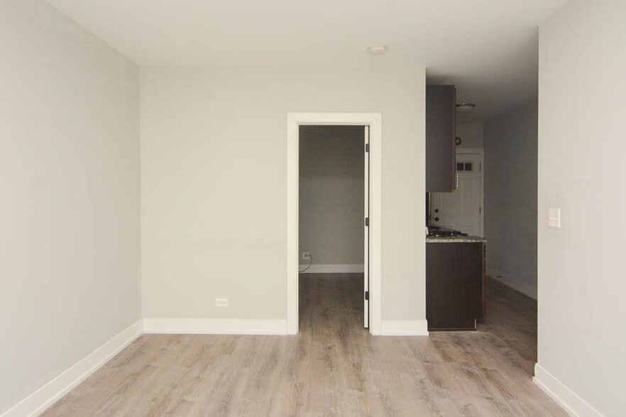 Building Photo - 714 W Brompton Ave