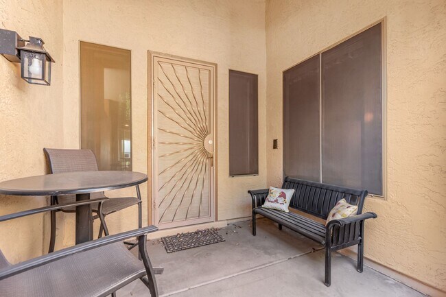 Building Photo - Spectacular 5 bdrm Home, OFFERS SOLAR ELECTRIC!