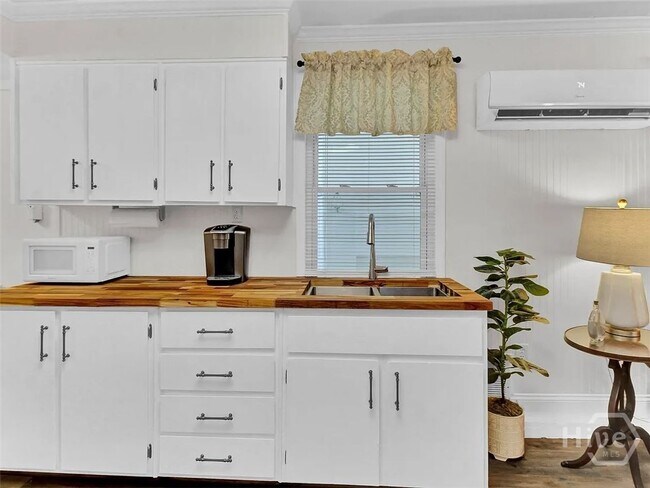 Building Photo - 304 E Fourth St